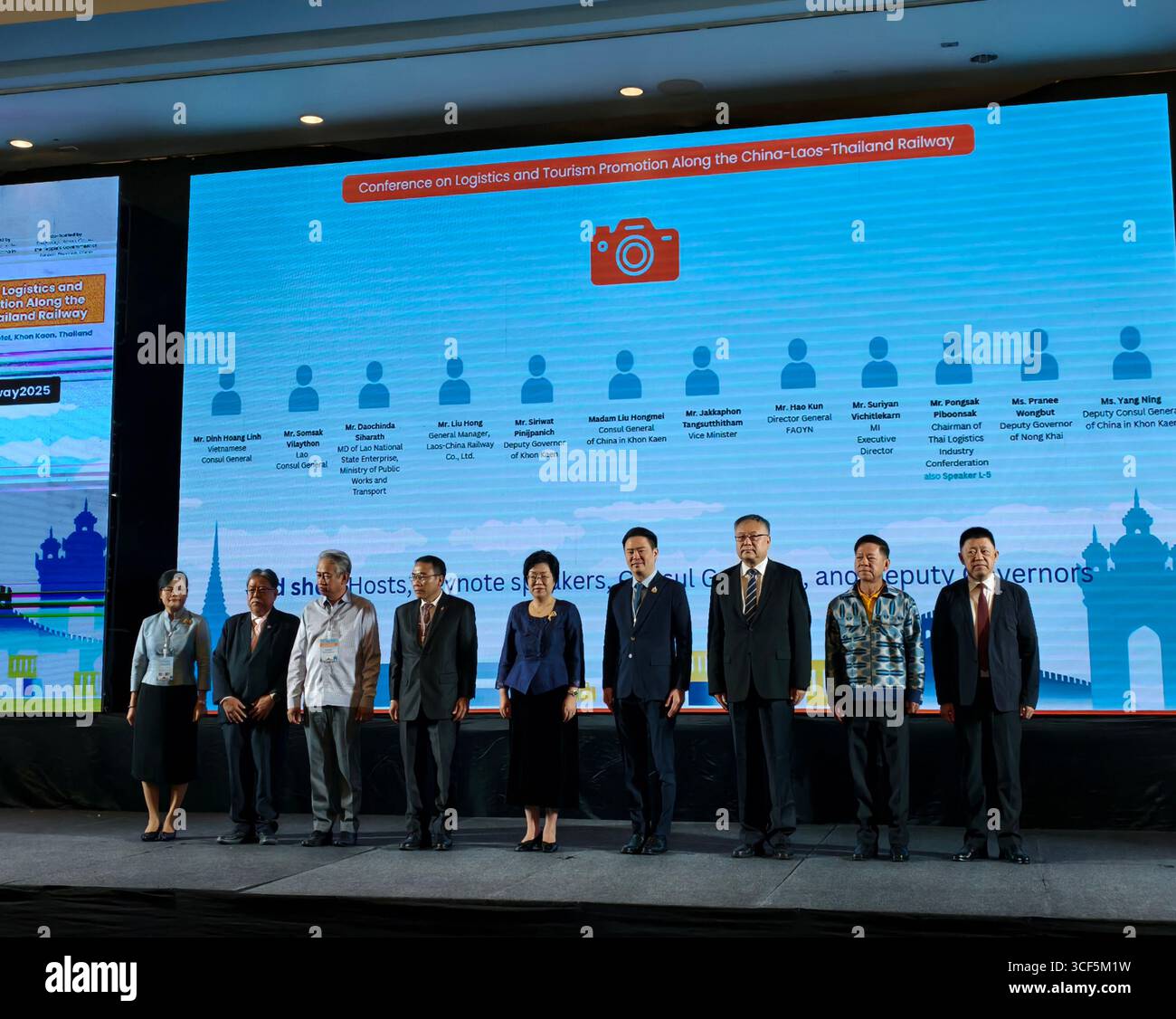 La cerimonia di apertura. Kong Jing, Thailandia. 19 agosto 2025. La conferenza China-Laos-Thailand Railway Logistics and Tourism Promotion Conference si è tenuta a Khon Kaen, Thailandia, il 19 agosto 2025, ora locale. Credito: Li Yingmin/China News Service/Alamy Live News Foto Stock