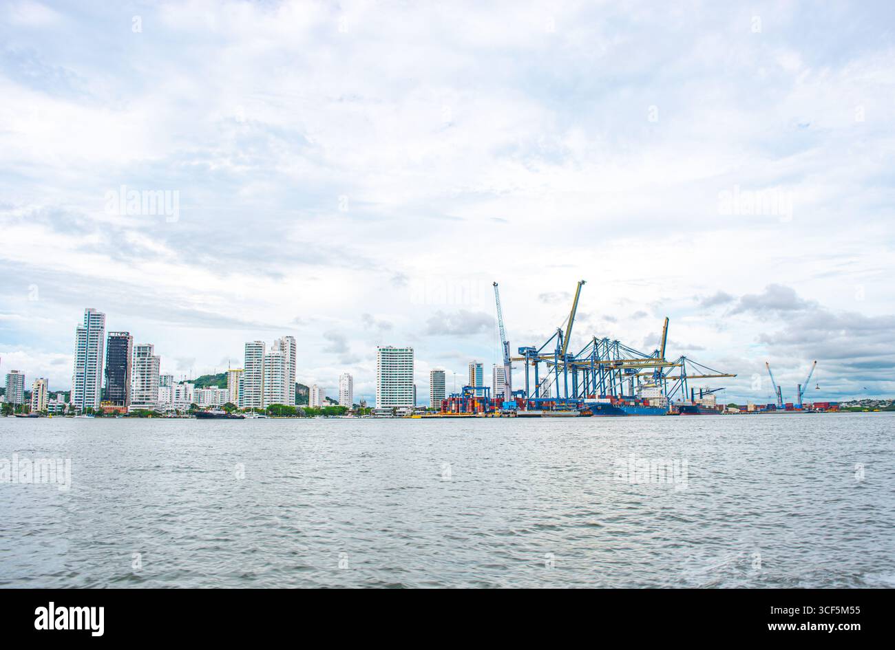 Una vista panoramica del moderno skyline e del porto di Cartagena, che mostra edifici lungo il lungomare e una trafficata area marittima. Foto Stock