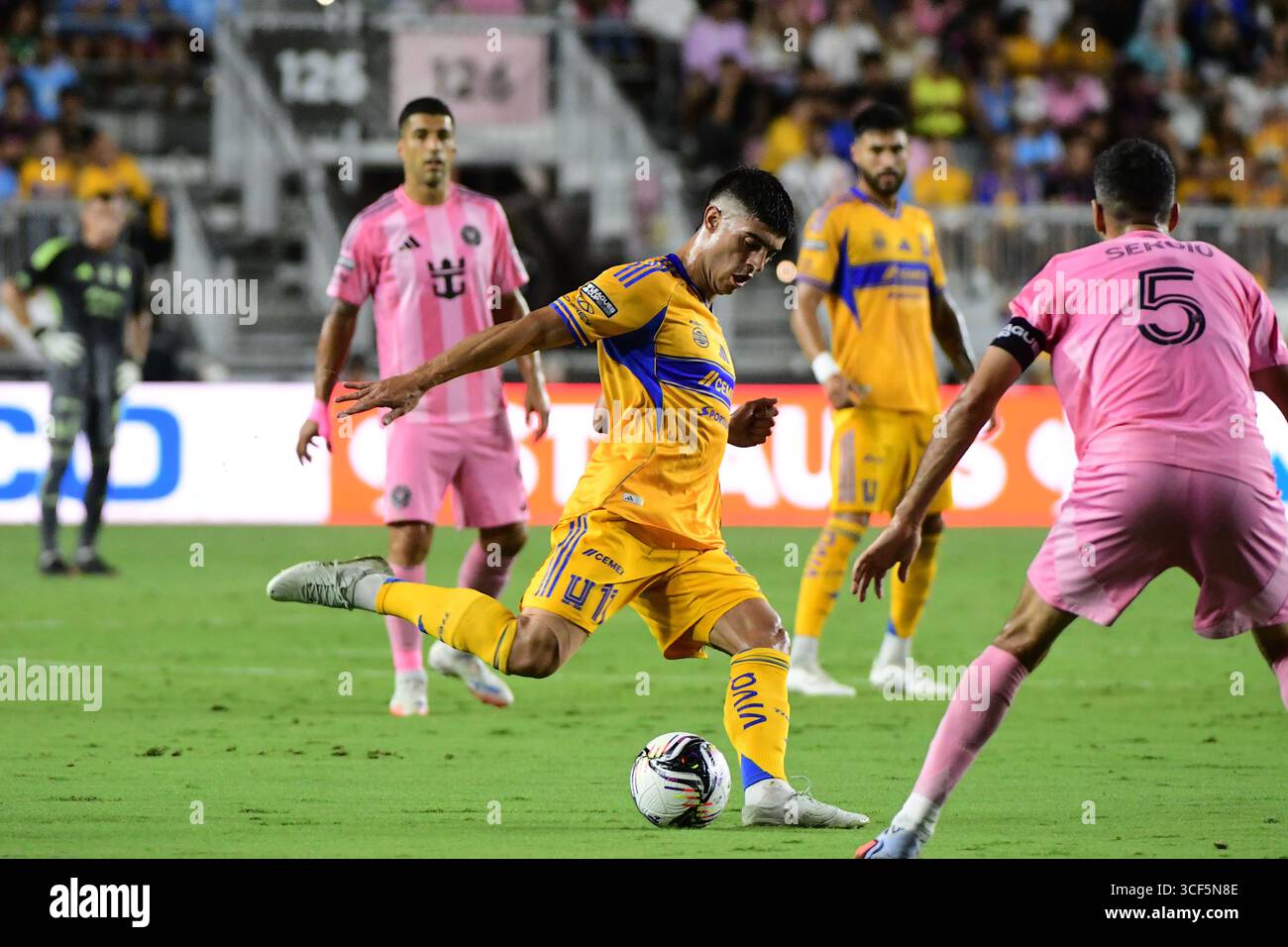 Fort Lauderdale, Stati Uniti. 20 agosto 2025. Tigres UANL centrocampista Juan Brunetta (11) sembra passare la palla alla alla Leagues Cup 20 agosto 2025 a Fort Lauderdale, Florida. (Foto di JC Ruiz/Sipa USA) credito: SIPA USA/Alamy Live News Foto Stock