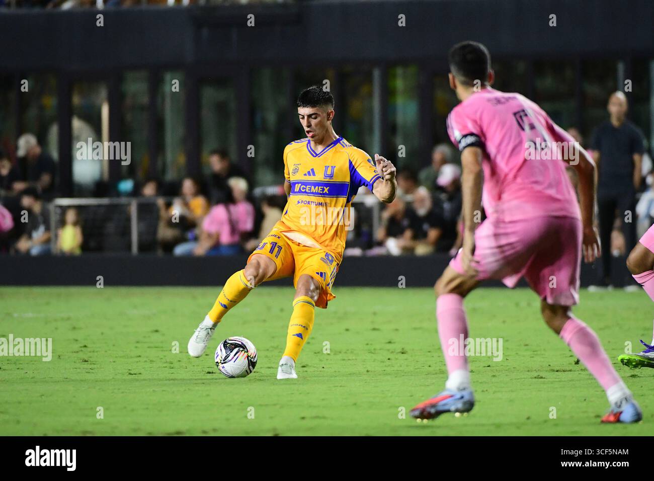 Fort Lauderdale, Stati Uniti. 20 agosto 2025. Tigres UANL centrocampista Juan Brunetta (11) dribbla la palla alla alla Leagues Cup 20 agosto 2025 a Fort Lauderdale, Florida. (Foto di JC Ruiz/Sipa USA) credito: SIPA USA/Alamy Live News Foto Stock
