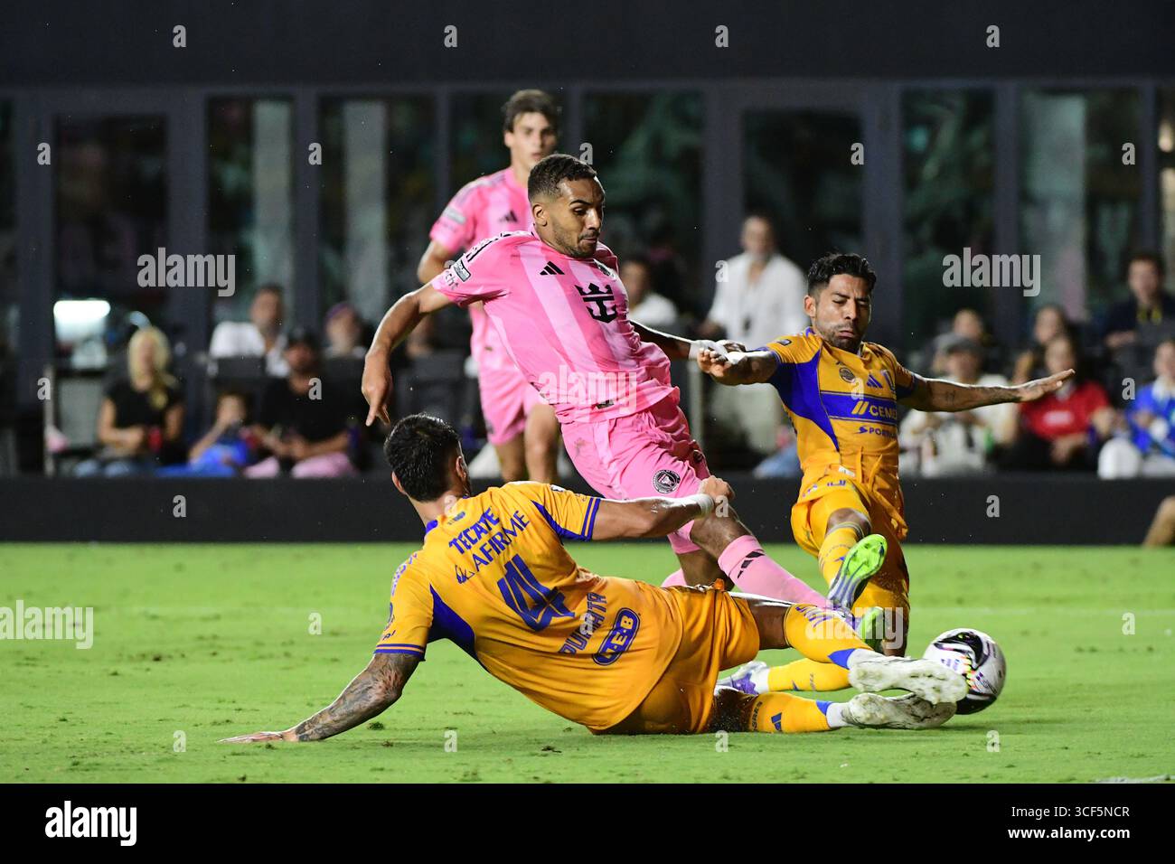 Fort Lauderdale, Stati Uniti. 20 agosto 2025. Il Defender Juan Jose Sanchez Purata (4) tira fuori il pallone dal centrocampista dell'Inter Miami Yannick Bright (42) alla Leagues Cup 20 agosto 2025 a Fort Lauderdale, Florida. (Foto di JC Ruiz/Sipa USA) credito: SIPA USA/Alamy Live News Foto Stock