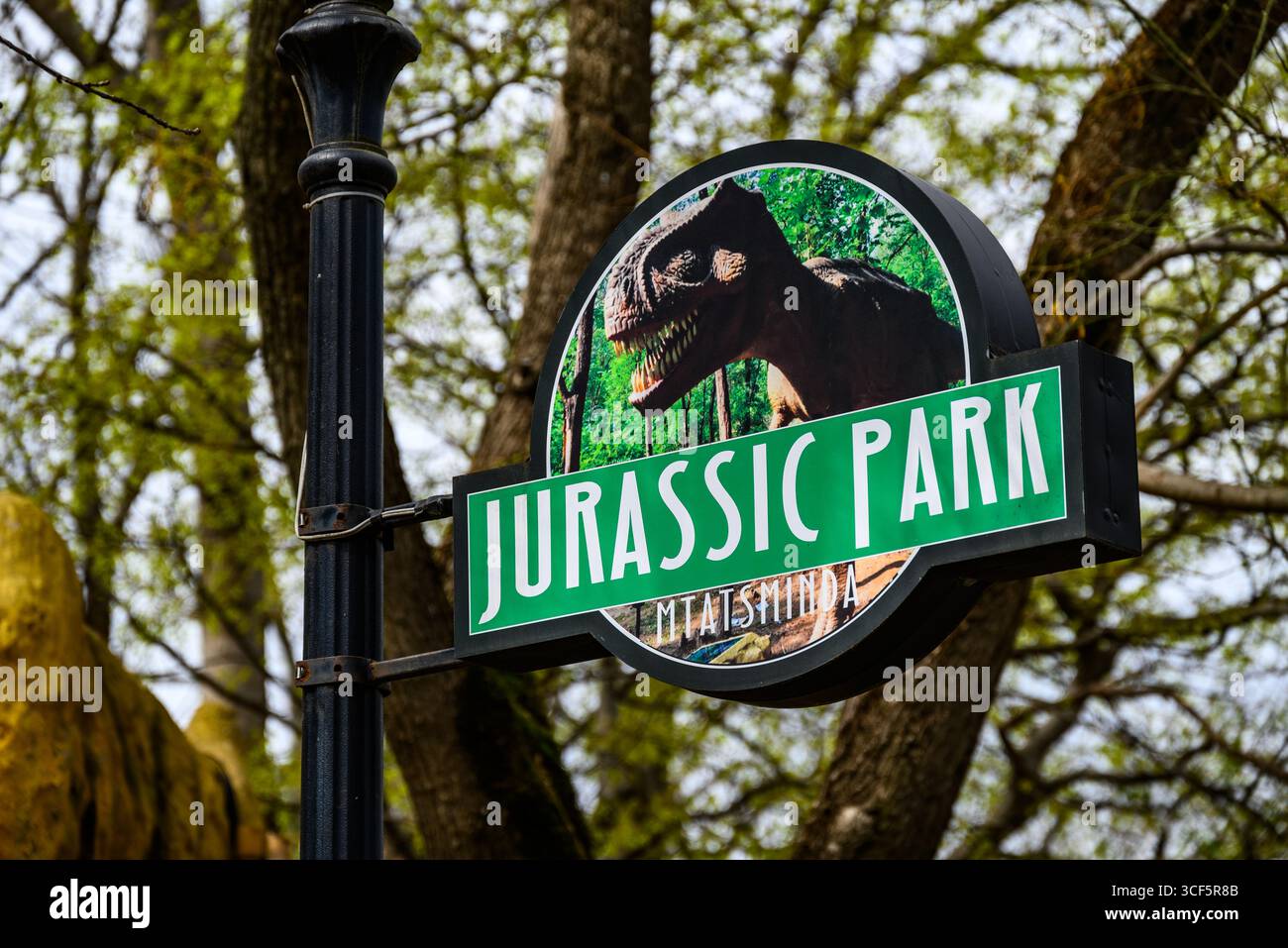 Cartello con la scritta Jurassic Park, mostra a tema dinosauri nel parco Mtatsminda a Tbilisi, Georgia, il 3 aprile 2025 Foto Stock