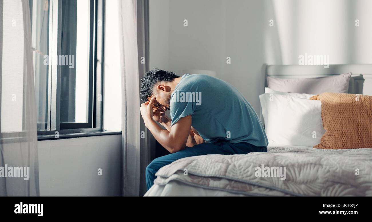 Frustrato, uomo e stress sul letto di casa con insonnia, disturbi del sonno e depressione. Stanco, uomo e lutto perdita con salute mentale Foto Stock