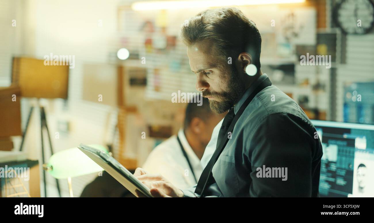 Pensare, tablet e detective in ufficio con digitazione per la ricerca su casi con risoluzione dei problemi. Tecnologia, investigatore privato di notte e uomo con Foto Stock