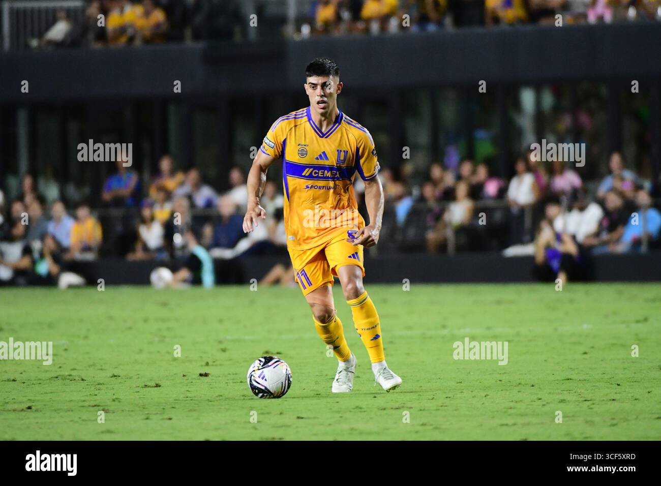 Fort Lauderdale, Stati Uniti. 20 agosto 2025. Tigres UANL centrocampista Juan Brunetta (11) dribbla la palla alla alla Leagues Cup 20 agosto 2025 a Fort Lauderdale, Florida. (Foto di JC Ruiz/Sipa USA) credito: SIPA USA/Alamy Live News Foto Stock