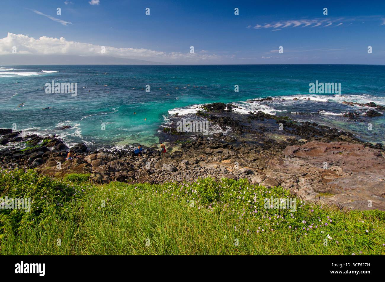 Onde che si infrangono sulla barriera corallina al largo di Hookipa Park, Haiku, Maui County, Maui, Hawaii, STATI UNITI D'AMERICA Foto Stock
