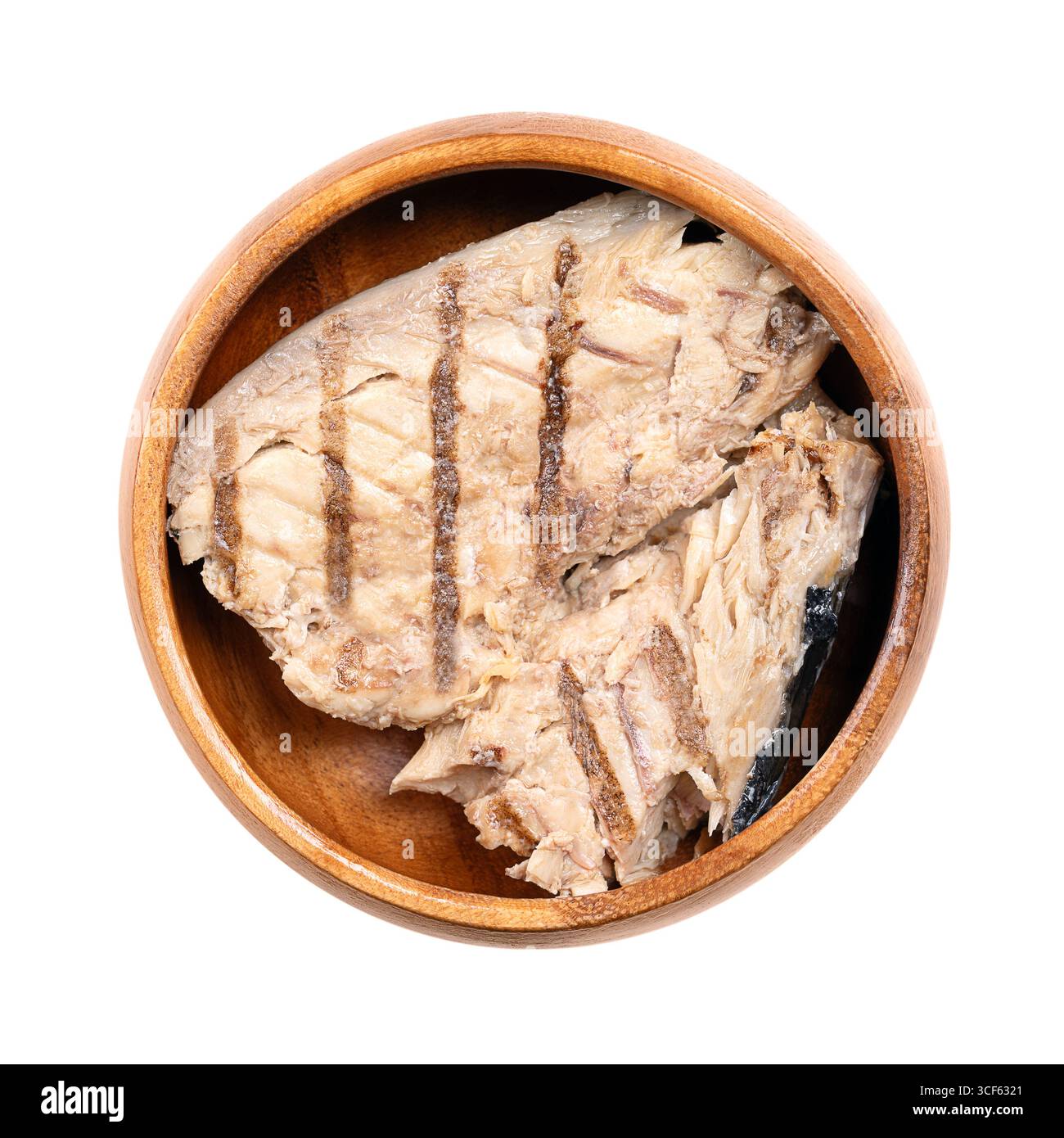 Filetto di sgombro grigliato, nel proprio succo, in un recipiente di legno. Pezzo di sgombro, fritto sulla griglia, conservato in liquido che si estrae durante l'inscatolamento. Foto Stock