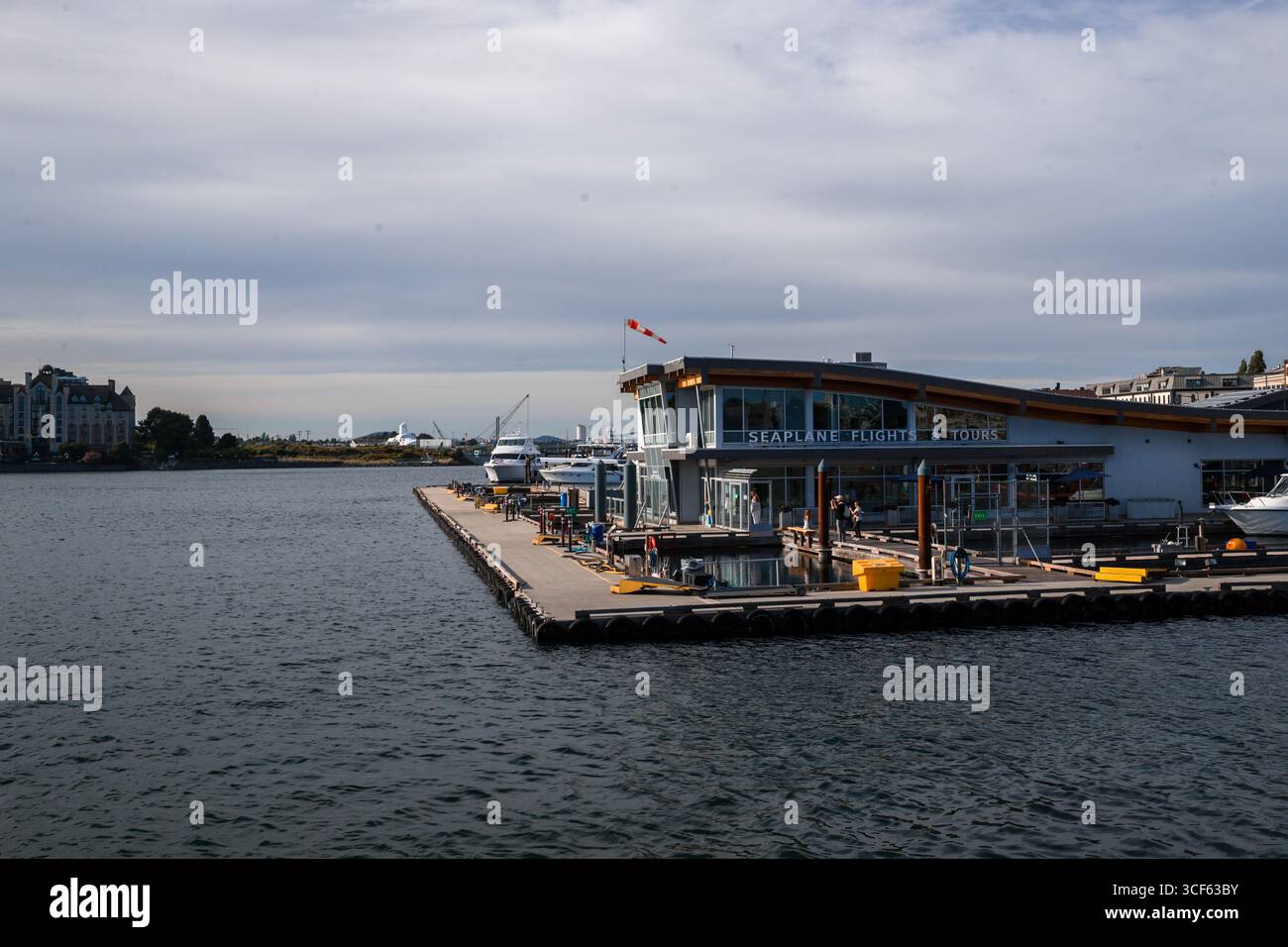 Aeroporto di Victoria con idrovolanti - area sul lungomare con moli e idrovolanti presso un terminal degli idrovolanti. Foto Stock