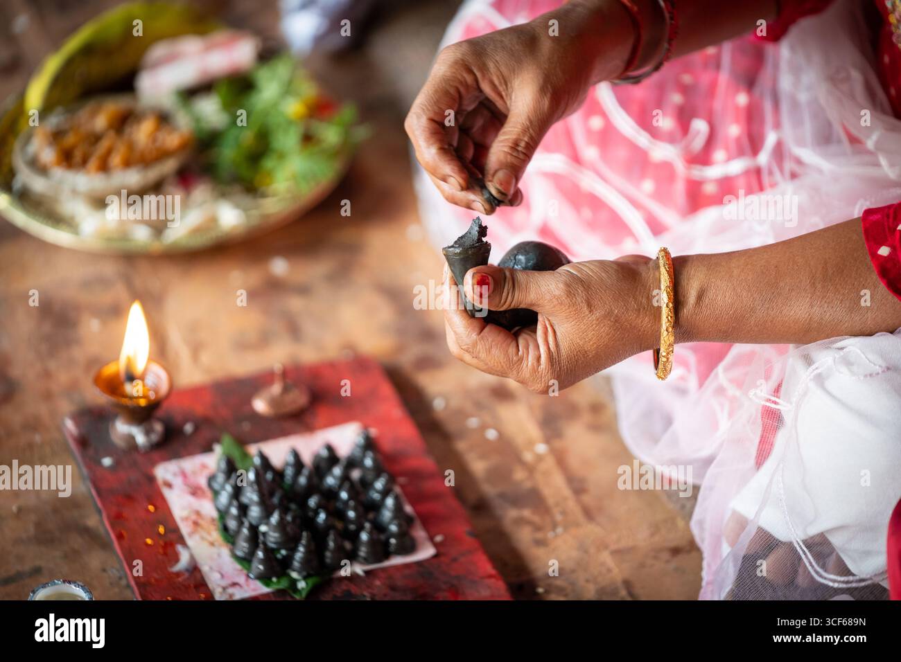 Lalitpur, Nepal. 21 agosto 2025. Un devoto prepara un piccolo stupa per celebrare il Gunla Festival a Lalitpur, Nepal, 21 agosto 2025. Il Gunla Festival, che dura un mese, è uno dei principali festival della comunità buddista Newar, durante i quali recitano le scritture, osservano velocemente e visitano luoghi di culto. Crediti: Hari Maharjan/Xinhua/Alamy Live News Foto Stock