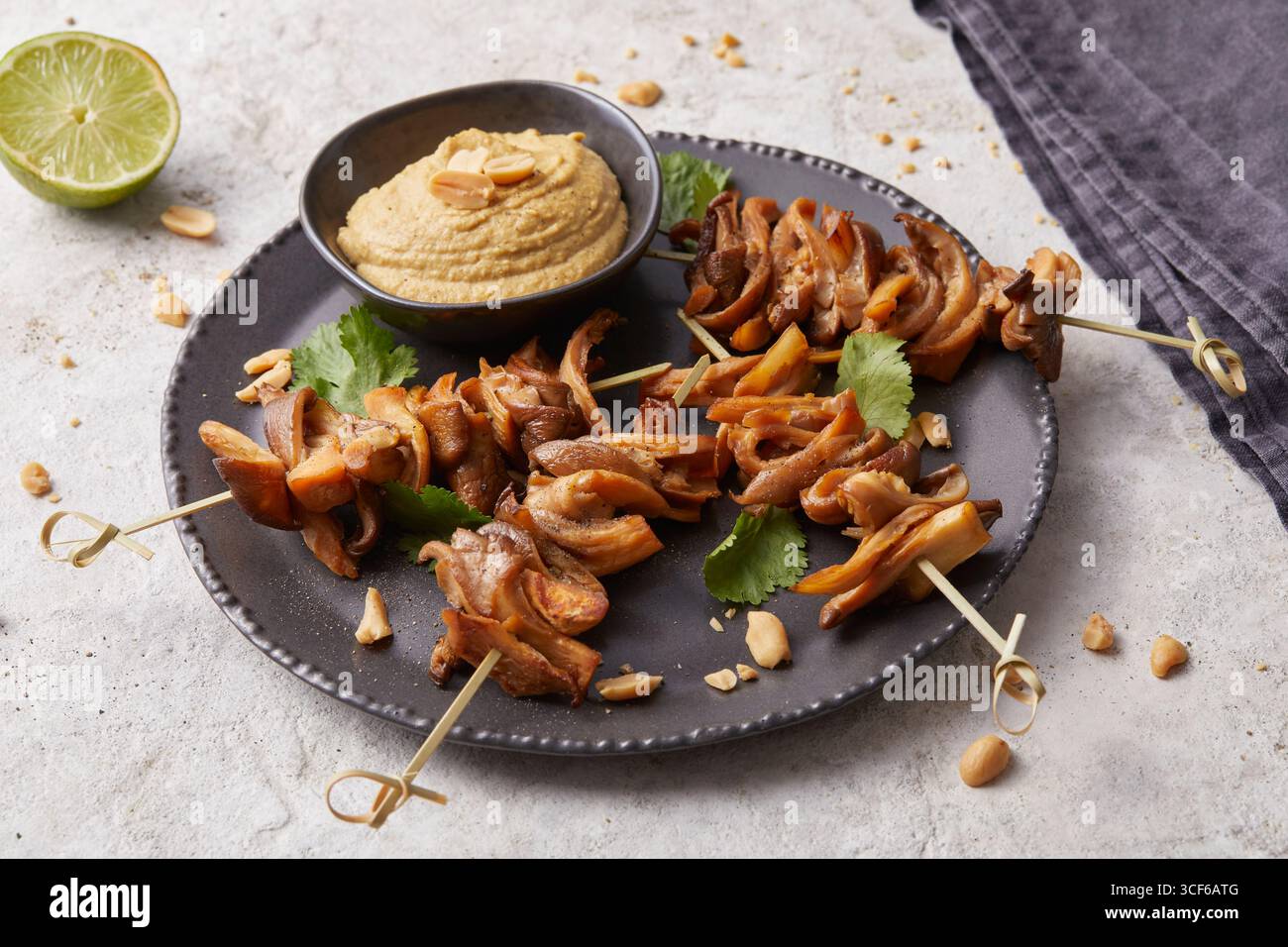 Spiedini in satay di funghi ostrici Foto Stock