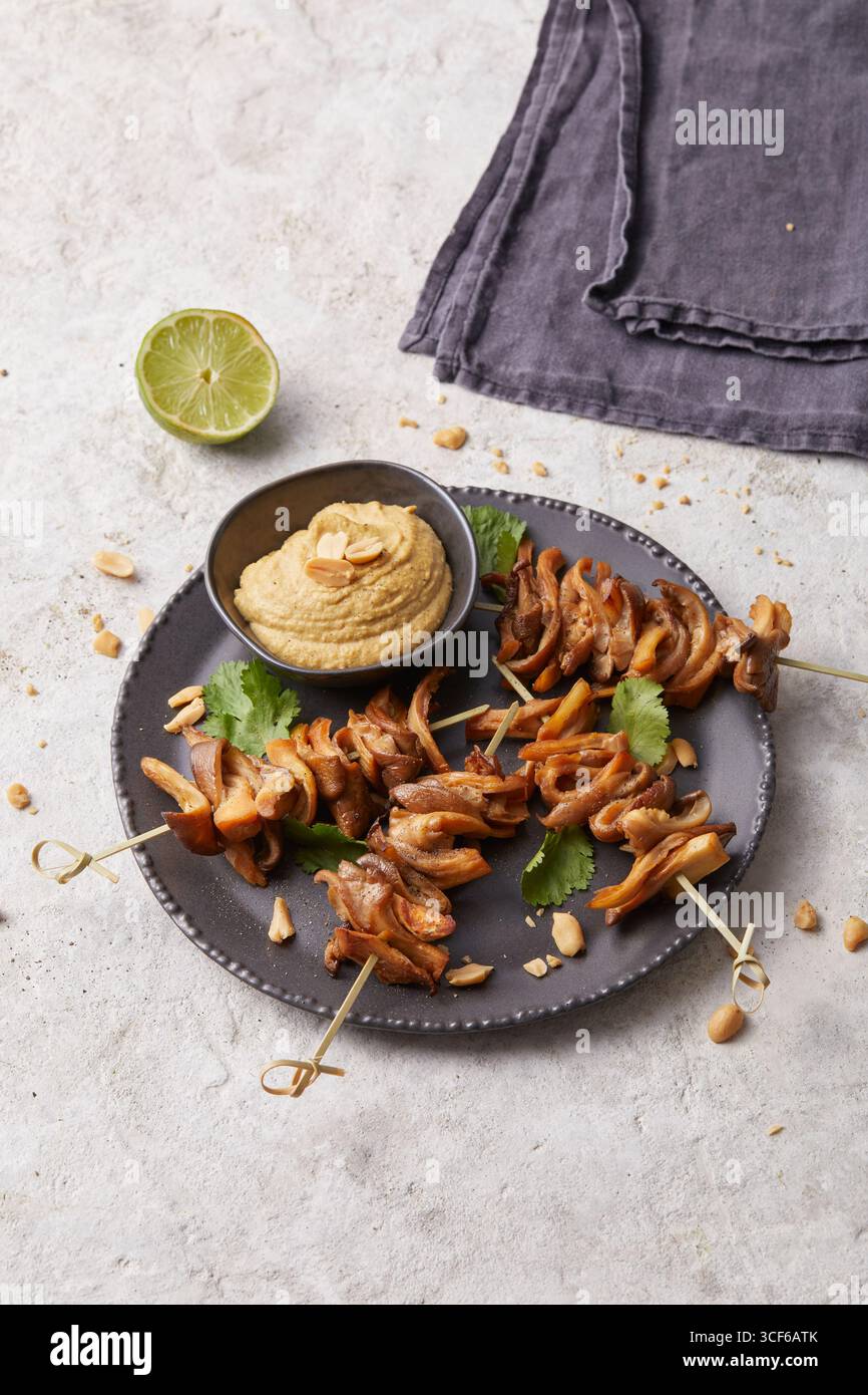 Spiedini in satay di funghi ostrici Foto Stock