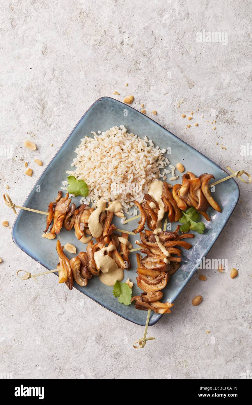 Spiedini in satay di funghi ostrici Foto Stock