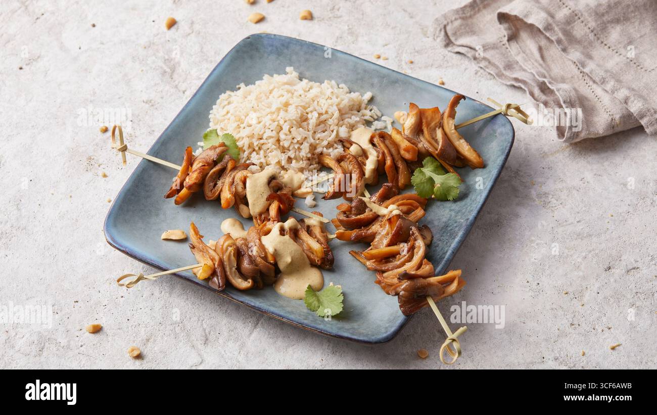 Spiedini in satay di funghi ostrici Foto Stock