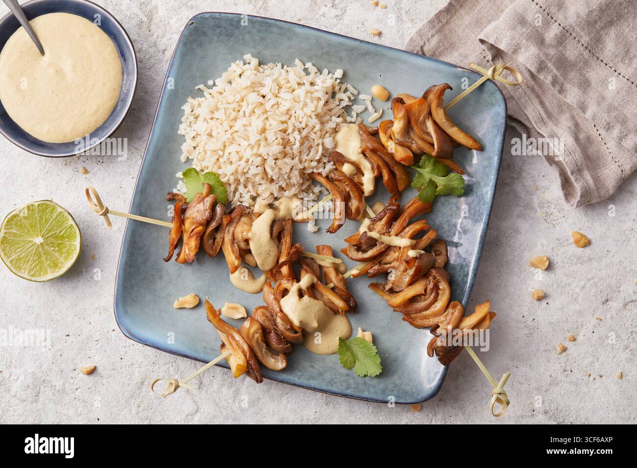 Spiedini in satay di funghi ostrici Foto Stock