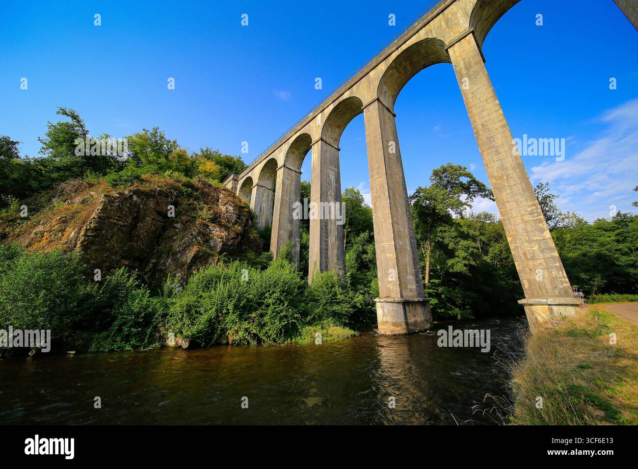 Acquedotto a Montreuillon, Borgogna, Francia. Foto Stock