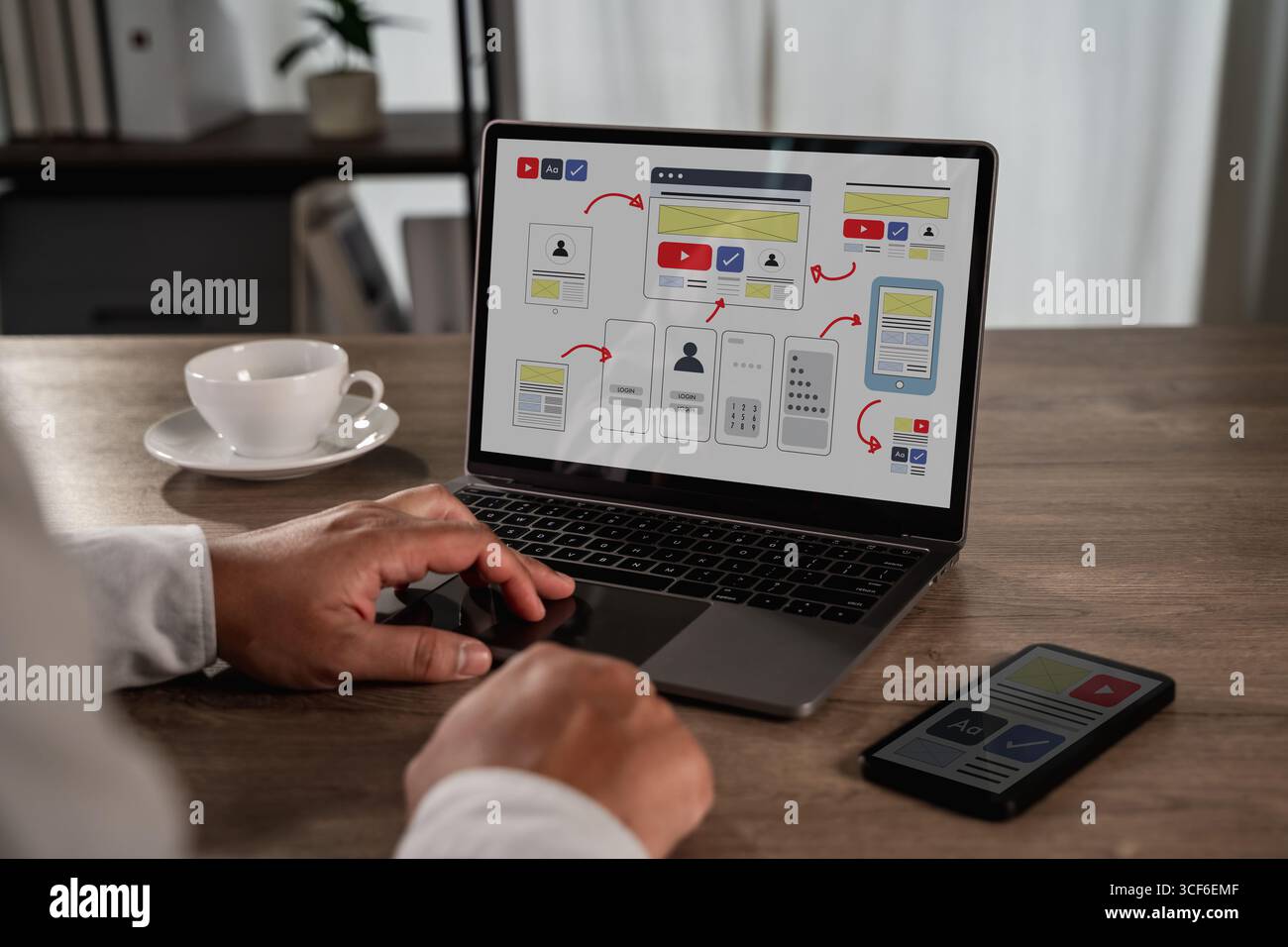 Concetto del processo di progettazione dell'interfaccia utente UX che mostra un progettista che lavora su un computer portatile con wireframe dell'interfaccia e diagrammi di flusso utente, che rappresenta un Web develo creativo Foto Stock