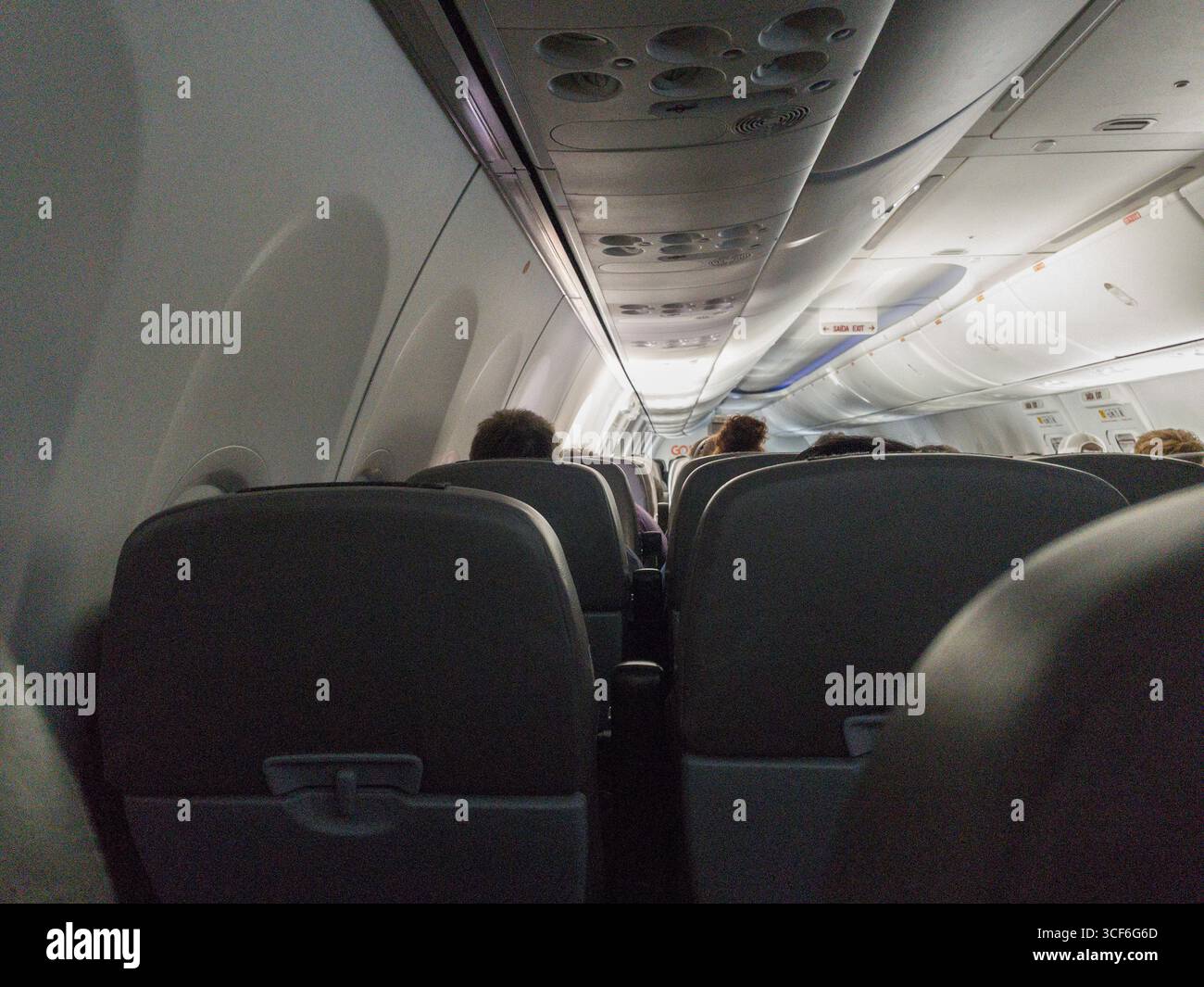 Cabina dell'aereo Boeing 737 MAX 8 operato da GOL mentre vola sopra le nuvole in rotta da Luque, Paraguay, a San Paolo/Guarulhos, Brasile. - Immagine stock catturata con smartphone Cabina dell'aereo Boeing 737 MAX 8 operato da GOL mentre vola sopra le nuvole in rotta da Luque, Paraguay, a San Paolo/Guarulhos, Brasile. - Immagine stock catturata con smartphone