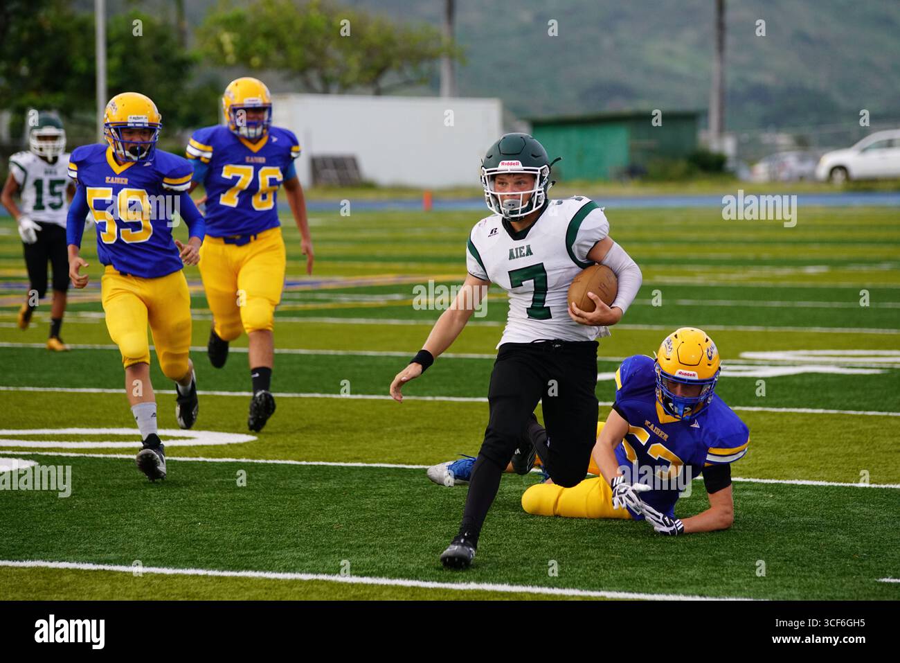 Il quarterback dell'Aiea High School Football superò i difensori della linea delle 30 yard e si diresse verso la end zone nella partita di rivalità contro il Kaiser Foto Stock