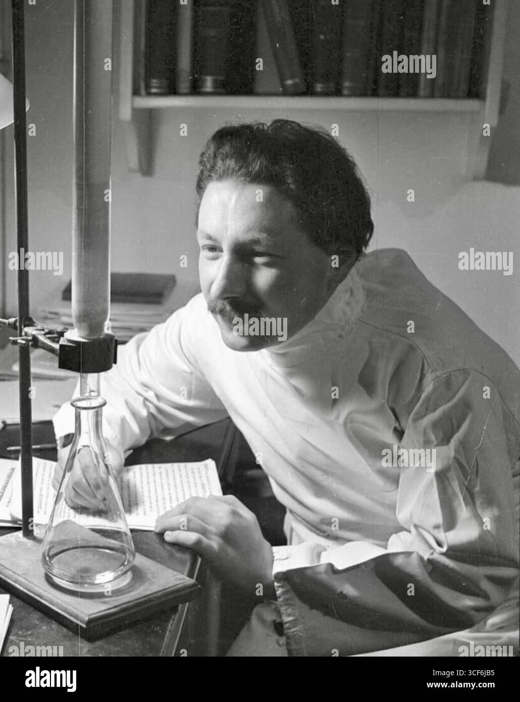 Ernst Chain - Penicillin Past, Present and Future - The Development and Production of Penicillin, England, 1944 Foto Stock