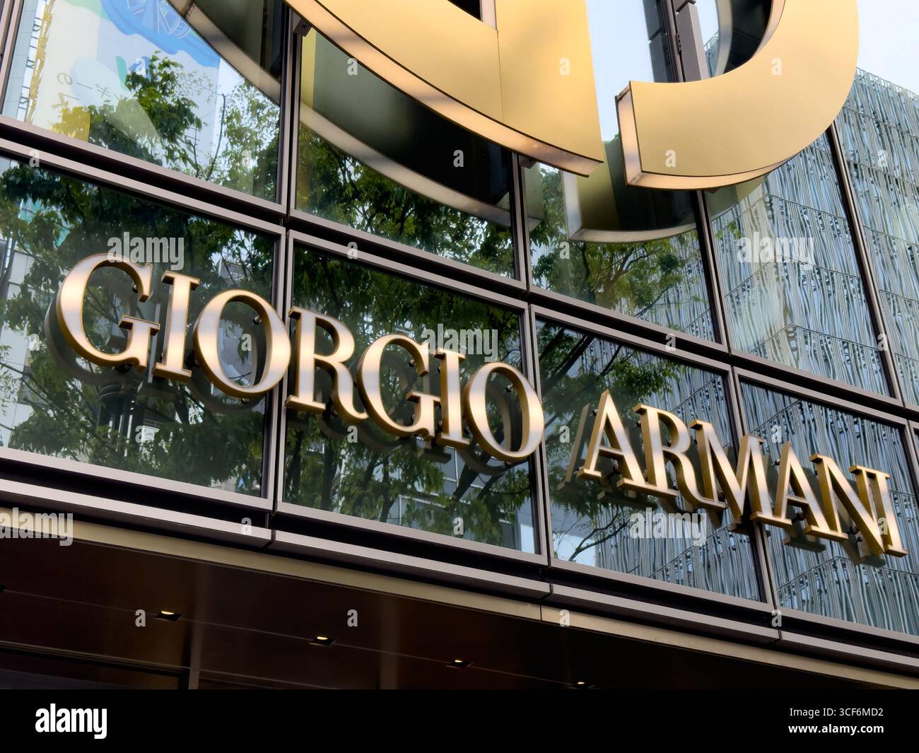 Il flagship store Giorgio Armani presso la Torre Armani Ginza a Ginza, l'esclusivo quartiere dello shopping di Tokyo, in Giappone. Boutique italiana di lusso. Foto Stock