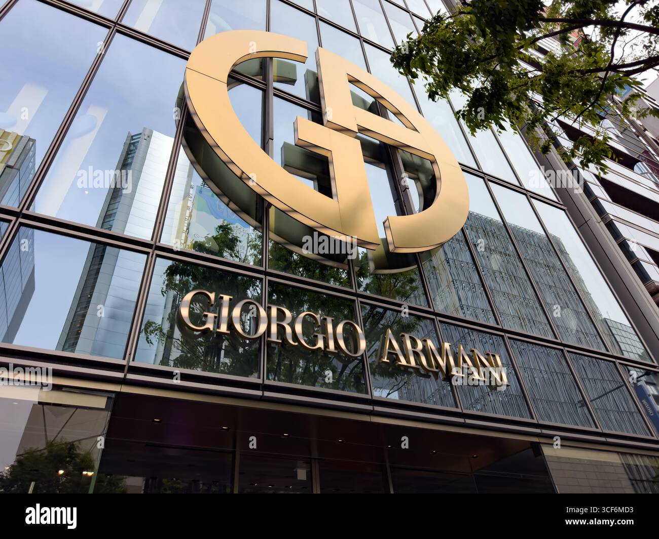 Il flagship store Giorgio Armani presso la Torre Armani Ginza a Ginza, l'esclusivo quartiere dello shopping di Tokyo, in Giappone. Boutique italiana di lusso. Foto Stock