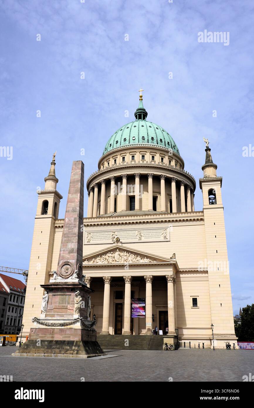 Immagine verticale della Piazza del mercato Vecchia, Potsdam, in Germania, con il suo obelisco e la chiesa di San Nicola (Nikolaikirche) in una giornata estiva di sole Foto Stock