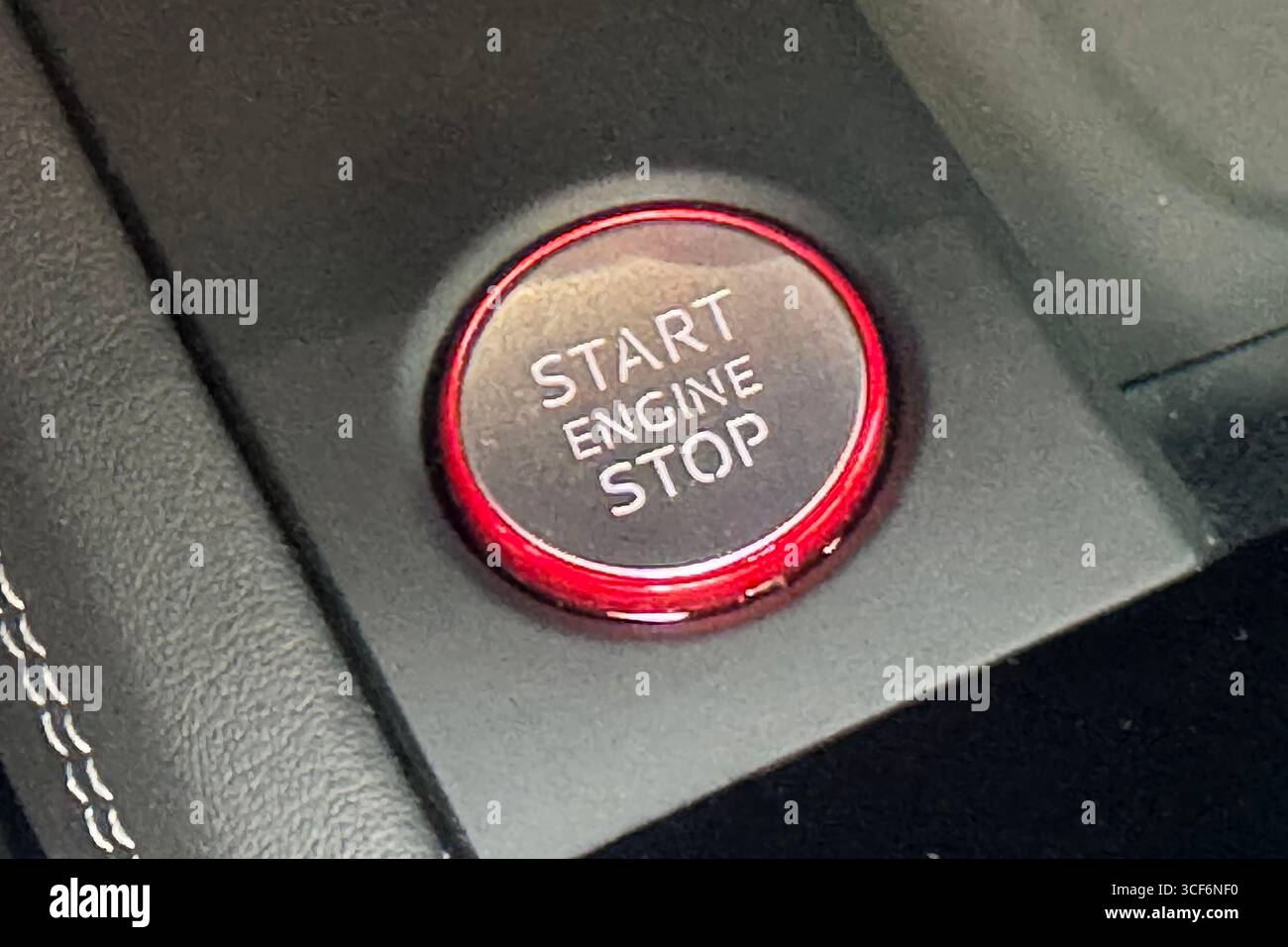Monaco di Baviera, Germania. 19 agosto 2025. Per avviare il motore, avviare il pulsante di arresto del motore in una vettura AUDI. Credito: dpa/Alamy Live News Foto Stock