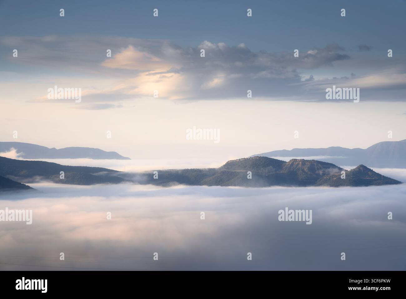La nebbia ricopre il lago artificiale di Sant Antoni, creando un'atmosfera tranquilla e mistica a Pallars Jussa, in Catalogna. Foto Stock