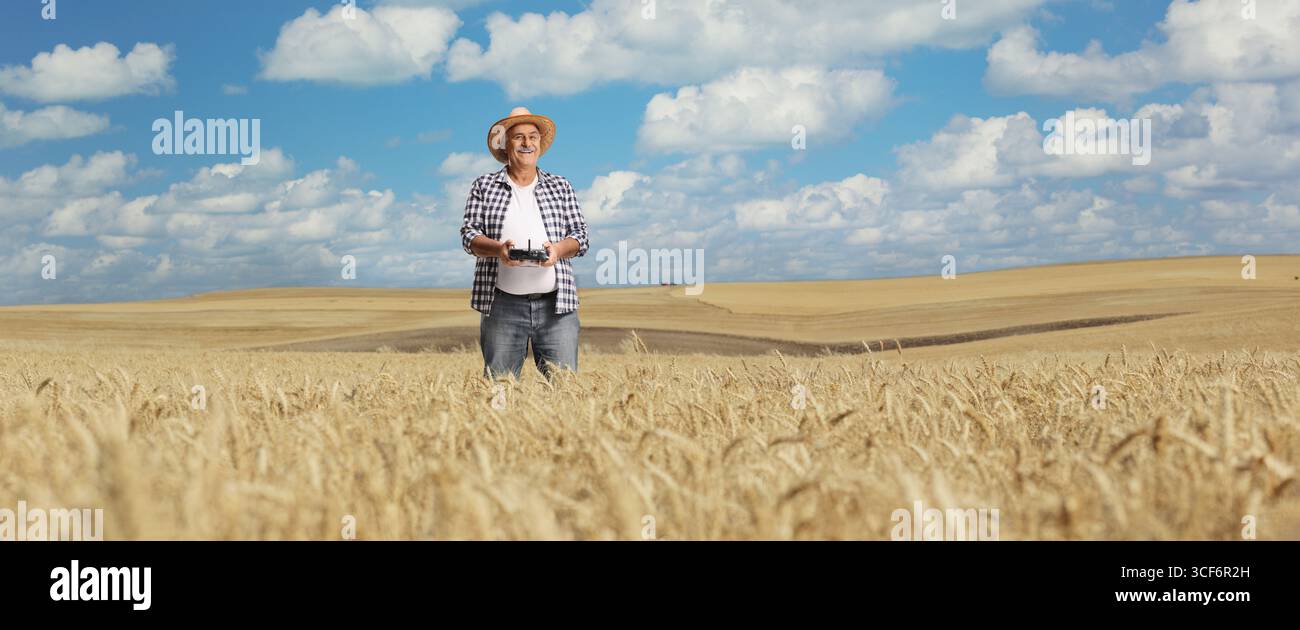 Agricoltore con telecomando a droni in un campo di grano, agricoltura moderna e concetto tecnologico Foto Stock Agricoltore con telecomando a droni in un campo di grano, agricoltura moderna e concetto tecnologico Foto Stock