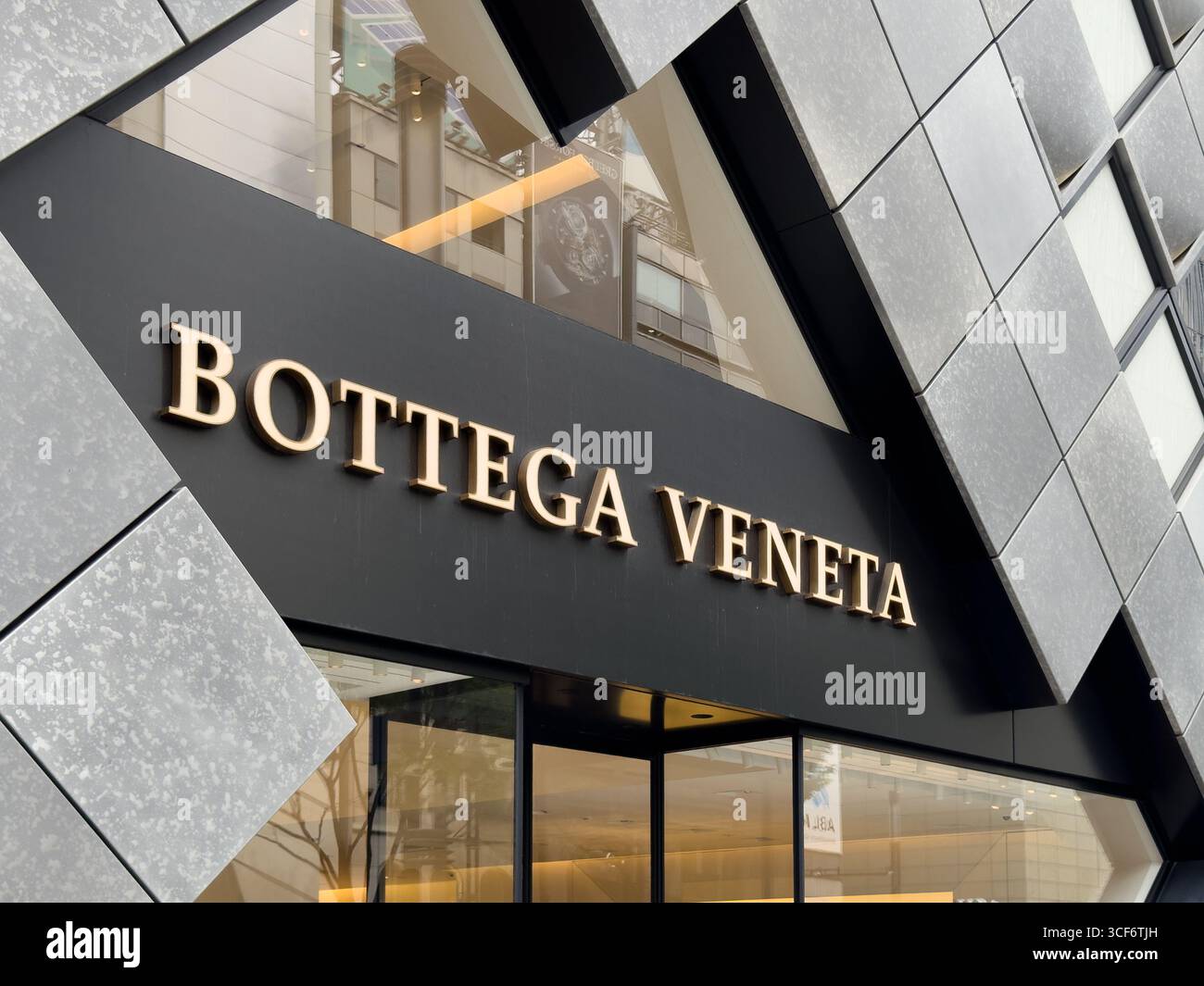 Negozio Bottega Veneta a Ginza, Tokyo. Casa di moda di lusso italiana. - Immagine stock catturata con smartphone