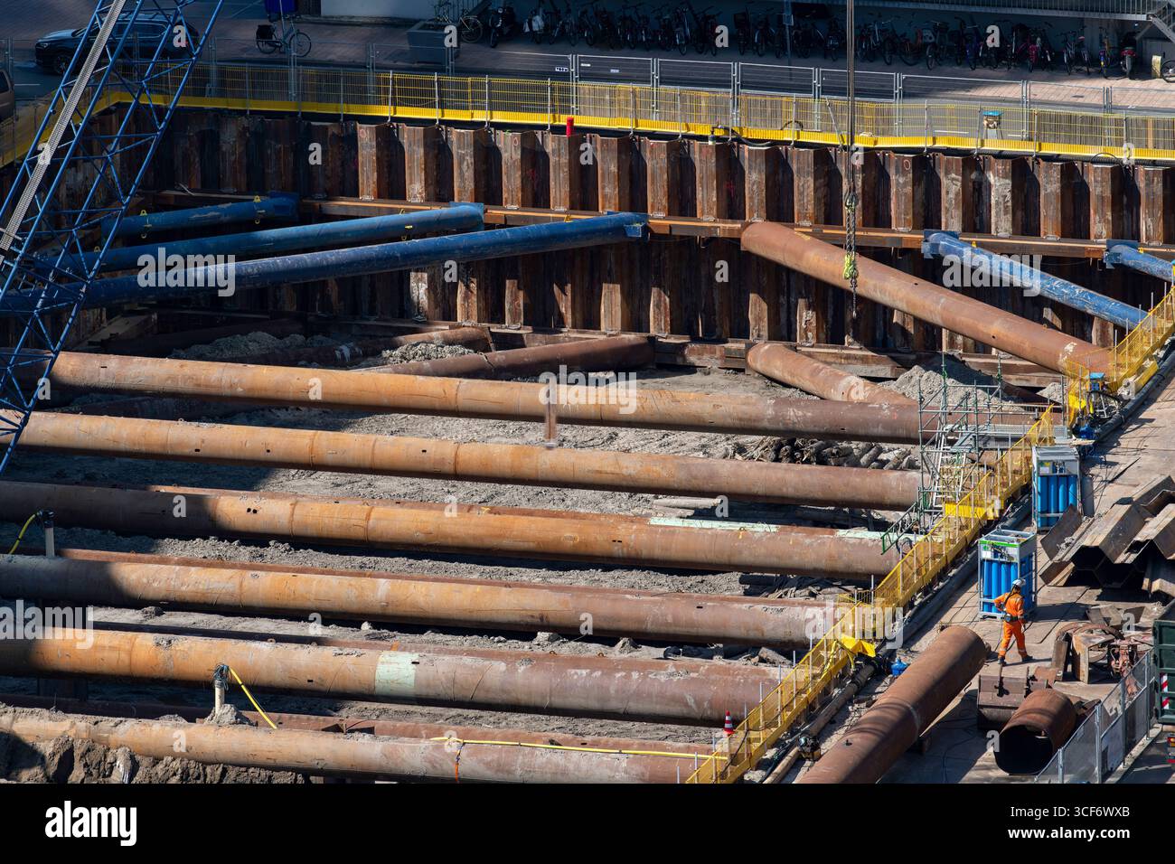 Vista ad angolo elevato della fossa di scavo con parete a pioli e grandi tubi in acciaio per scavo di scavi o per sostenere i lati di un cantiere Foto Stock