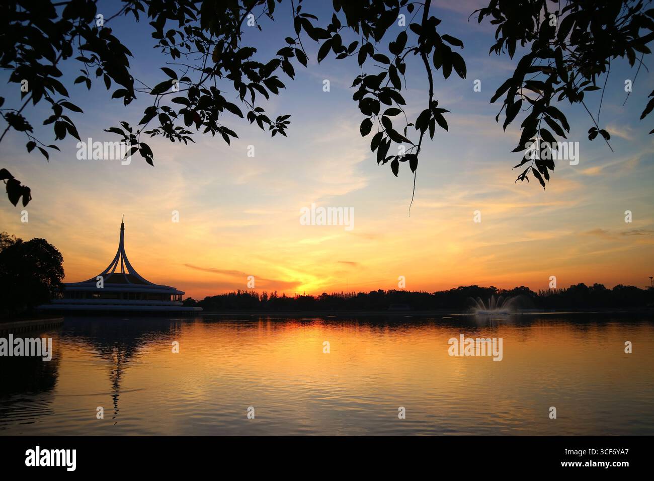Splendido cielo all'alba sul lago di Suanluang King Rama 9 Park, il più grande parco pubblico di Bangkok, Thailandia Foto Stock