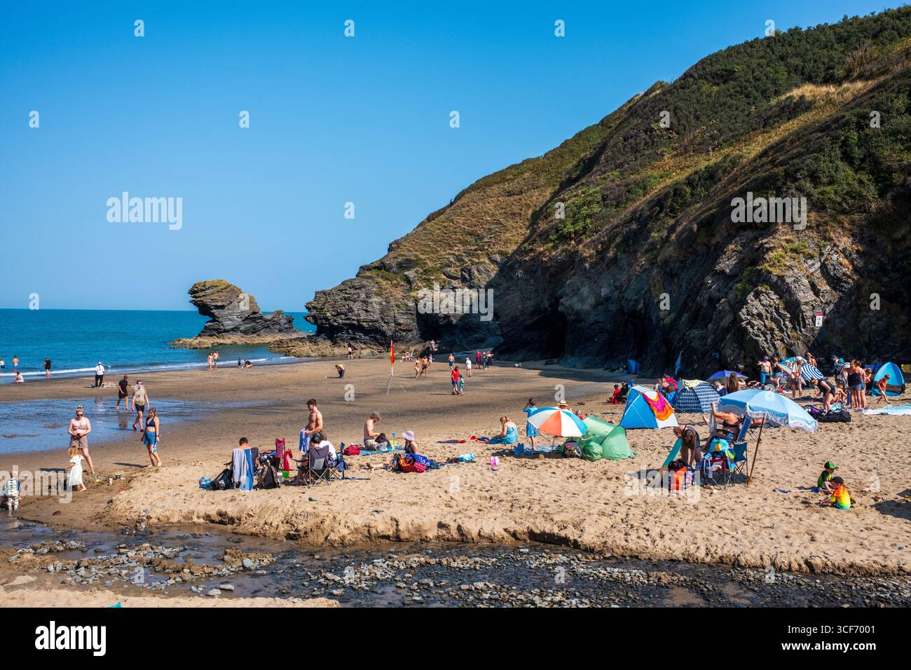 Spiaggia di Llangrannog con Carreg Bica a Ceredigion, Galles occidentale, Regno Unito Foto Stock