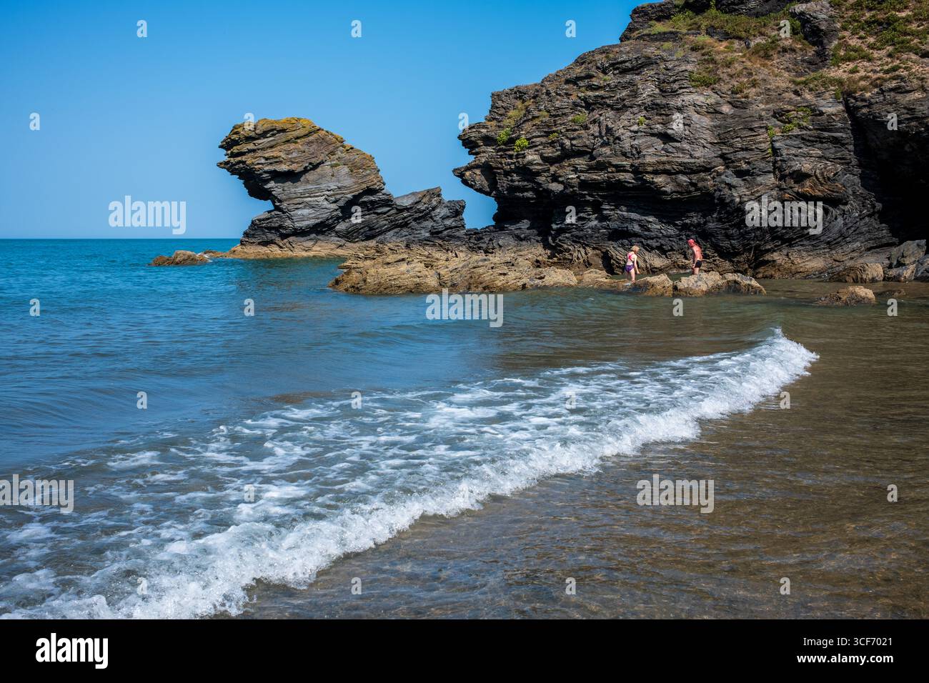Formazione Carreg Bica Rock a Llangrannog Beach a Ceredigion Galles occidentale Regno Unito Foto Stock
