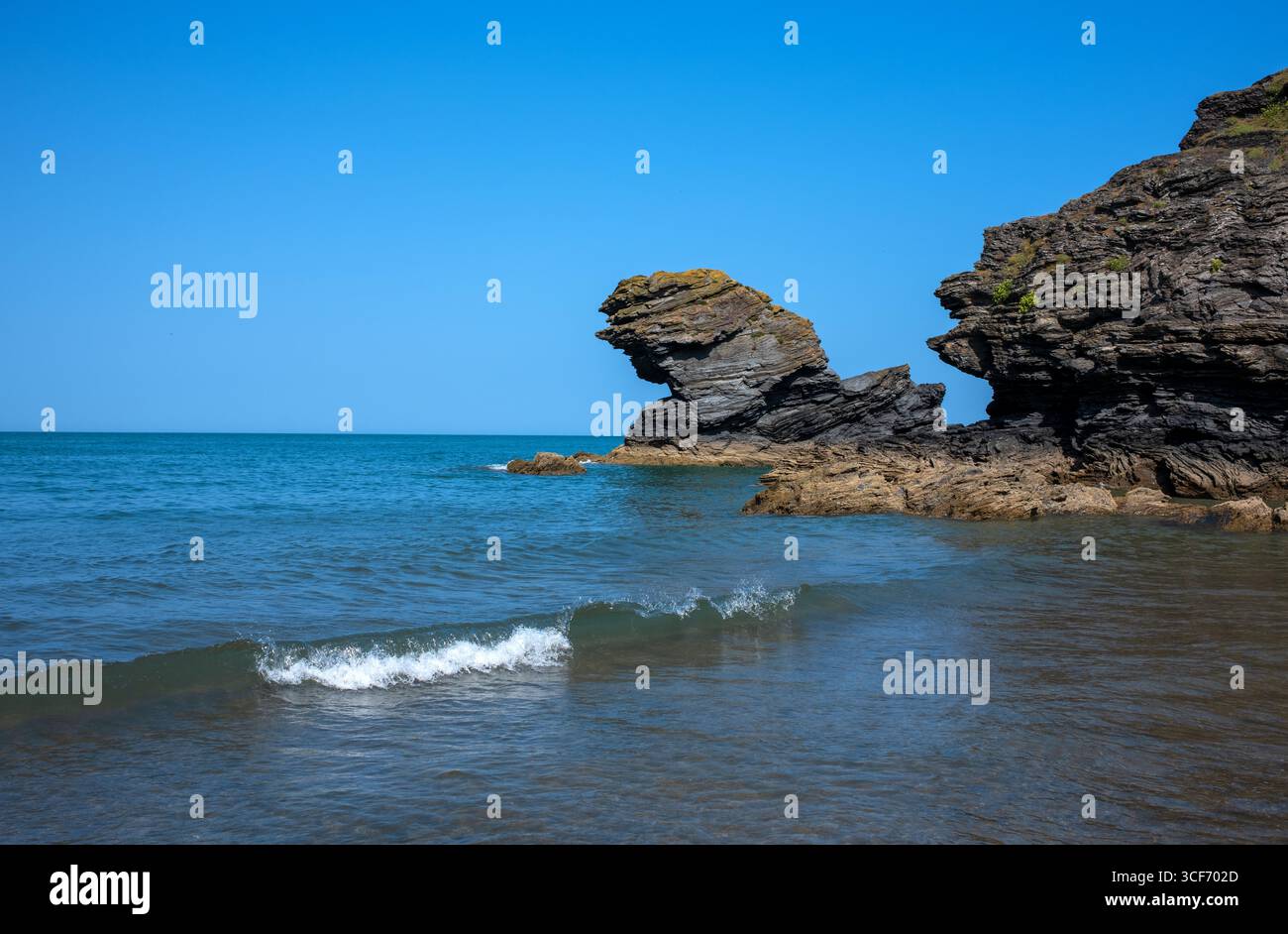 Formazione Carreg Bica Rock a Llangrannog Beach a Ceredigion Galles occidentale Regno Unito Foto Stock
