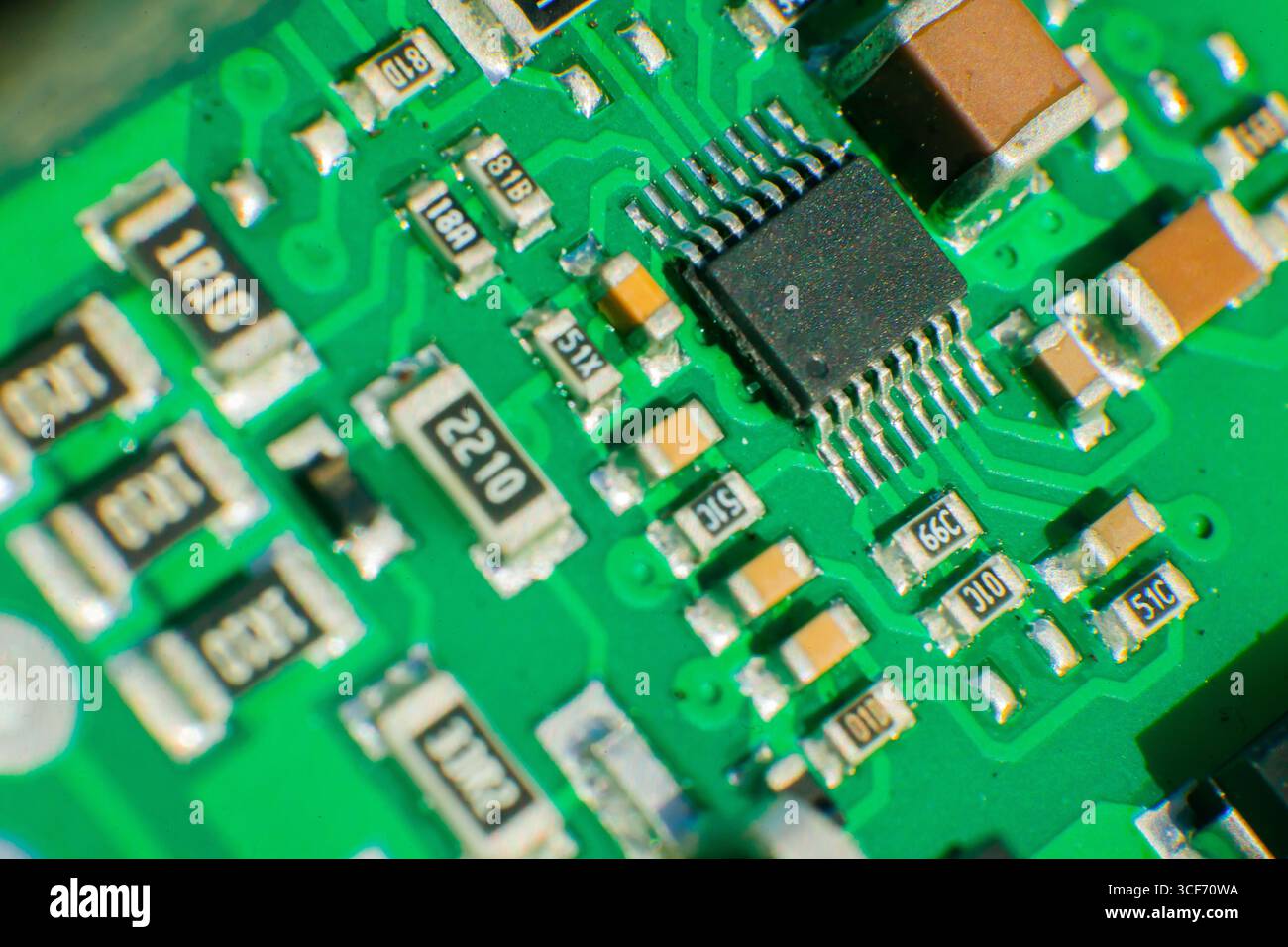Scheda per computer con chip saldati e semiconduttori, primo piano. Foto Stock
