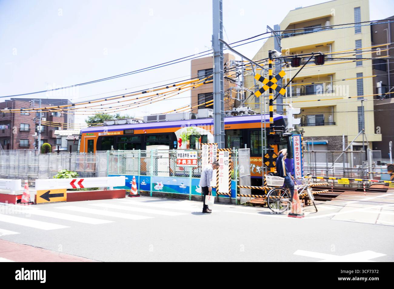 Ammira il paesaggio urbano del villaggio giapponese sulla strada di via Kishibojin Omote sando Ave e il tram che attraversa la città presso la stazione Zoshigaya Foto Stock