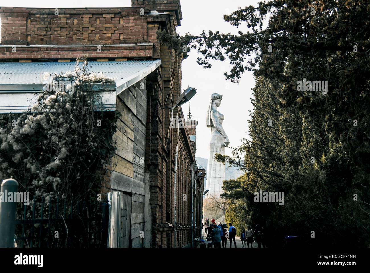 Tbilisi, Georgia, 13 marzo 2019, Vista della statua della madre di Cartalia sulla collina Sololaki, punto di riferimento della città Foto Stock