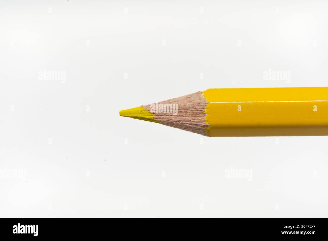Primo piano di puntali a matita colorati isolati su sfondo bianco Foto Stock