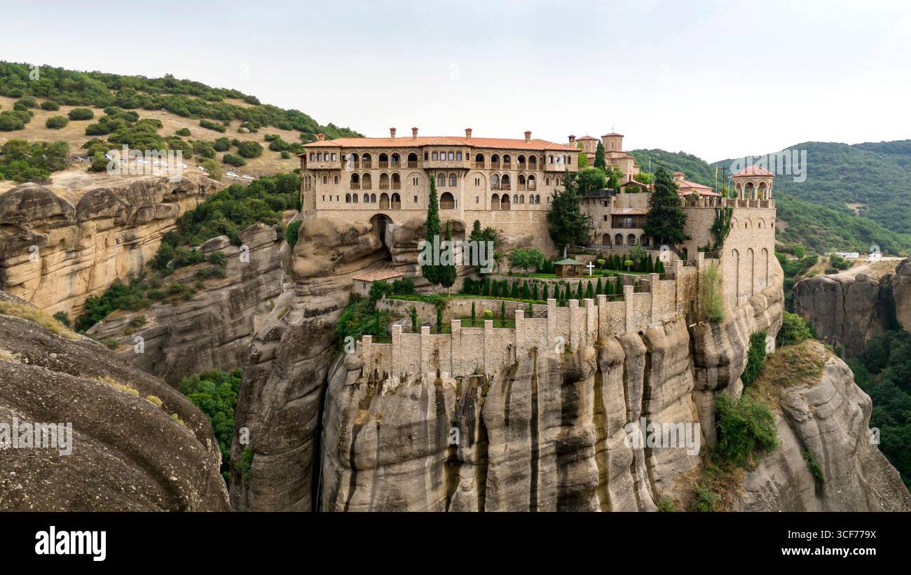 Monasteri Meteora in Grecia, patrimonio mondiale UNESCO con monasteri bizantini arroccati su drammatici pilastri rocciosi e paesaggio montano Foto Stock