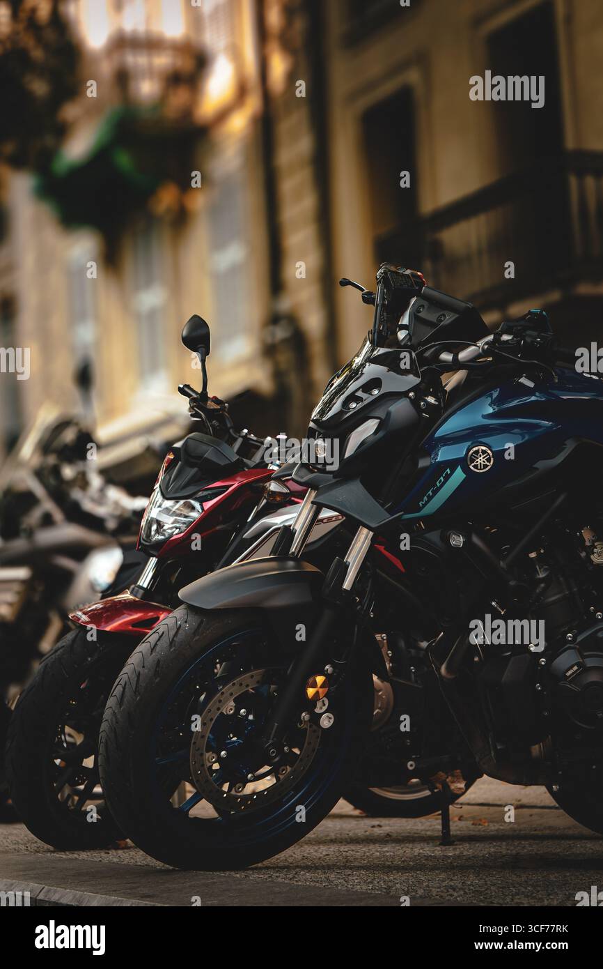 Due motociclette, Yamaha MT-07 e Honda CB500, parcheggiate fianco a fianco in una strada urbana a Nîmes, Francia. Foto Stock Due motociclette, Yamaha MT-07 e Honda CB500, parcheggiate fianco a fianco in una strada urbana a Nîmes, Francia. Foto Stock