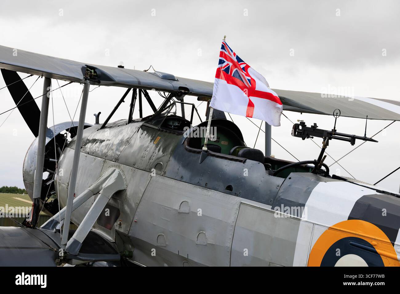 Fairey Swordfish Mk1 della Navy Wings, RN Historic Flight. Costruito da Blackburn e' un pesce nero. Noto come Stringbag. Flying White Ensign mentre sei in sta Foto Stock