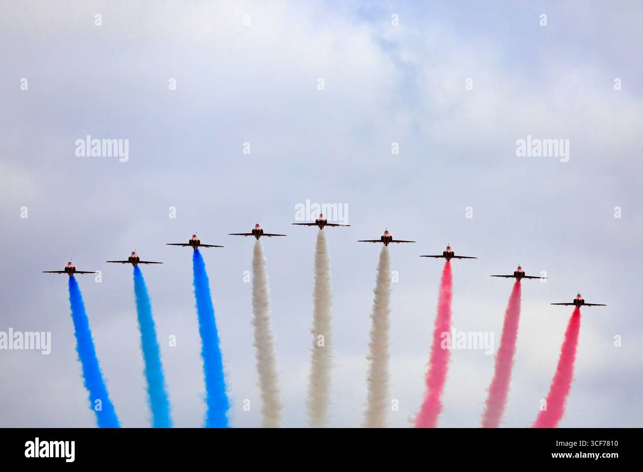 BAE Hawk T1 della Royal Air Force Aerobatic display team, The Red Arrows che si esibisce su RAF Syerston. Agosto 2025 Foto Stock