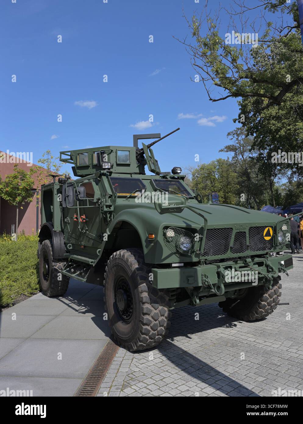 Army Truck.Oshkosh M-ATV.MRAP.Vista laterale. Sospensioni, molle, ruote. Primo piano di un camion dell'esercito. Colore cachi. Auto blindata. Esercito polacco. Foto Stock