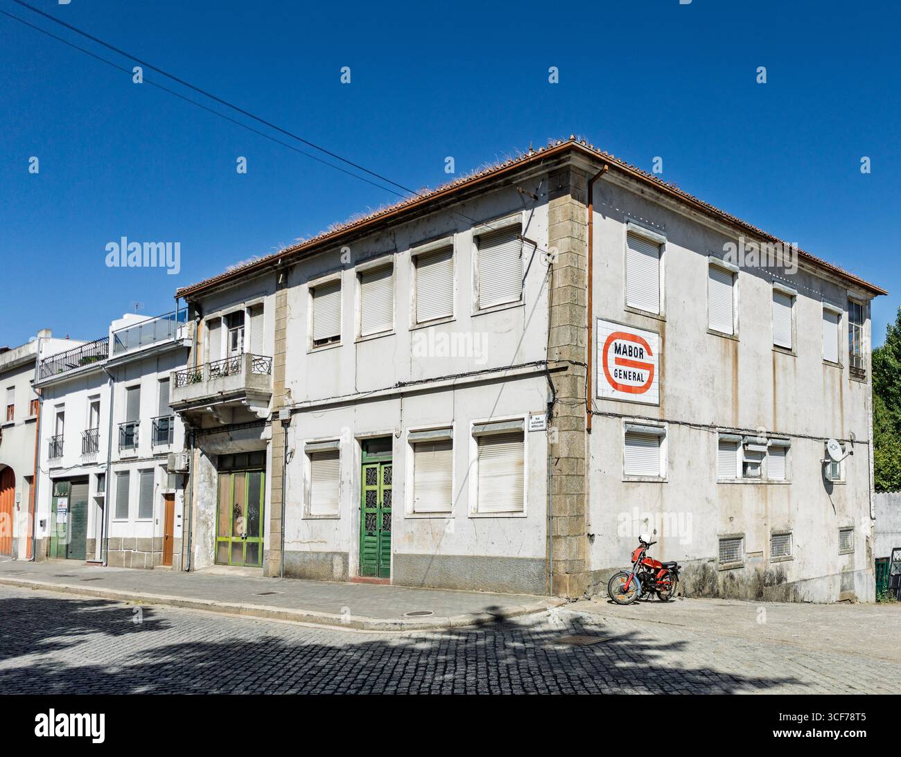 Sbiadito ma feroce: L’eredità della General Tire è impressa in un angolo di Braganza, Portogallo. Foto Stock