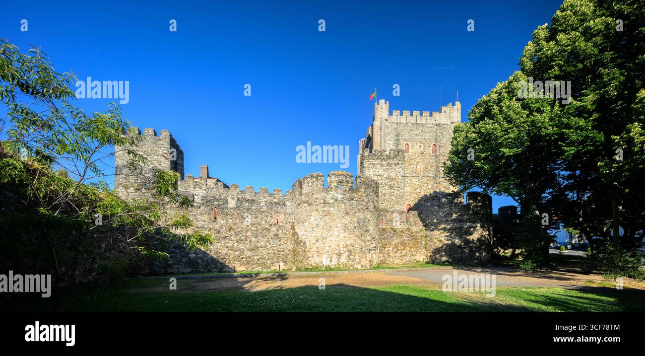 Visita il castello medievale di Braganza, ben conservato, con le sue mura merlate e l'iconica Torre della Principessa sotto un cielo azzurro. Foto Stock