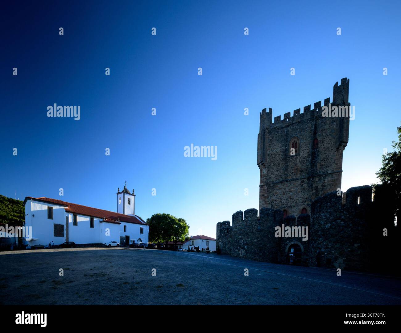 La Torre della Principessa sorge accanto alla Chiesa di Santa Maria, mostrando la miscela di architettura medievale all'interno delle mura della cittadella di Braganca. Foto Stock