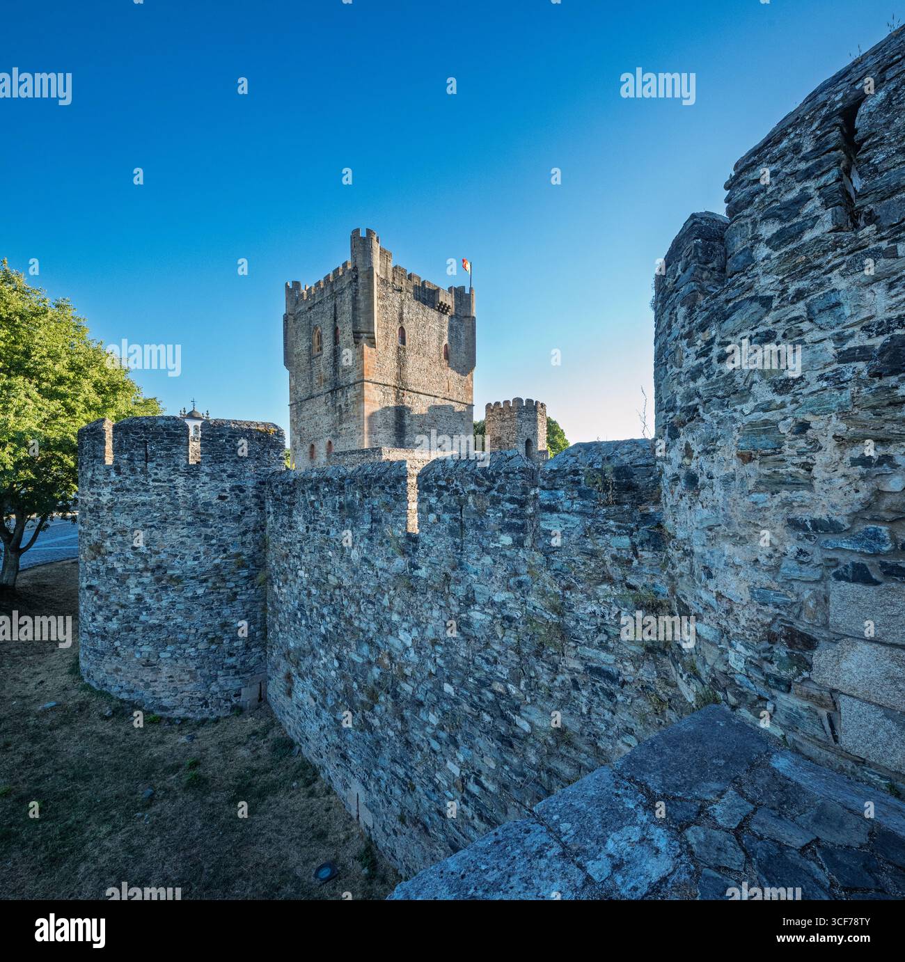 Scopri la Torre della Principessa che sorge maestosamente dalle mura medievali della cittadella di Braganza, mostrando la ricca storia di questa città portoghese. Foto Stock