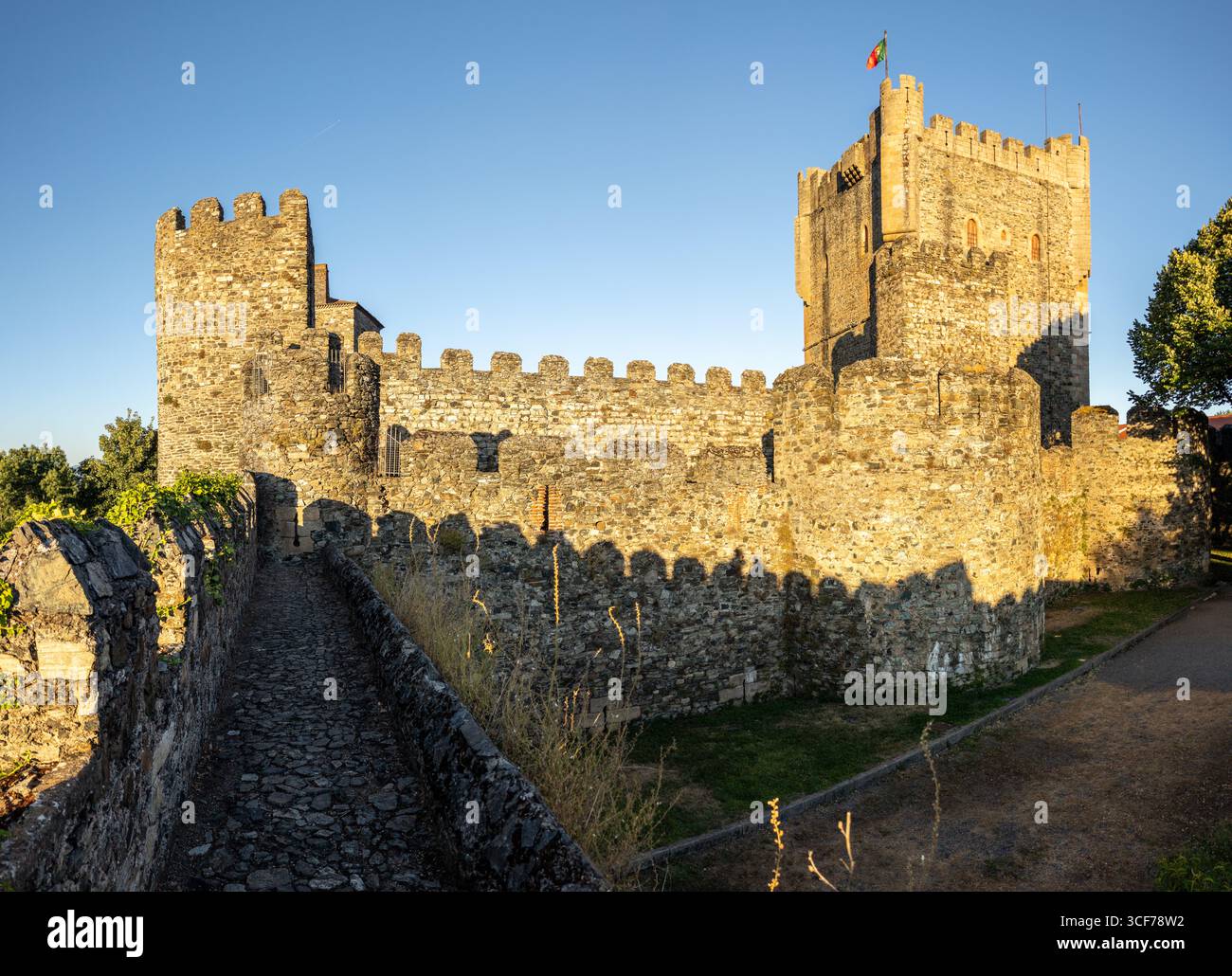 Il castello di Braganca si erge con orgoglio con la bandiera nazionale in cima alla Torre della Principessa, mostrando il patrimonio portoghese durante l'ora d'oro. Foto Stock
