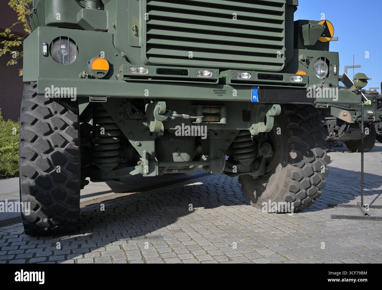 Camion dell'esercito. Vista frontale. Sospensioni, molle, ruote. Primo piano di un camion dell'esercito. Colore cachi. Auto blindata. Esercito polacco. Foto Stock